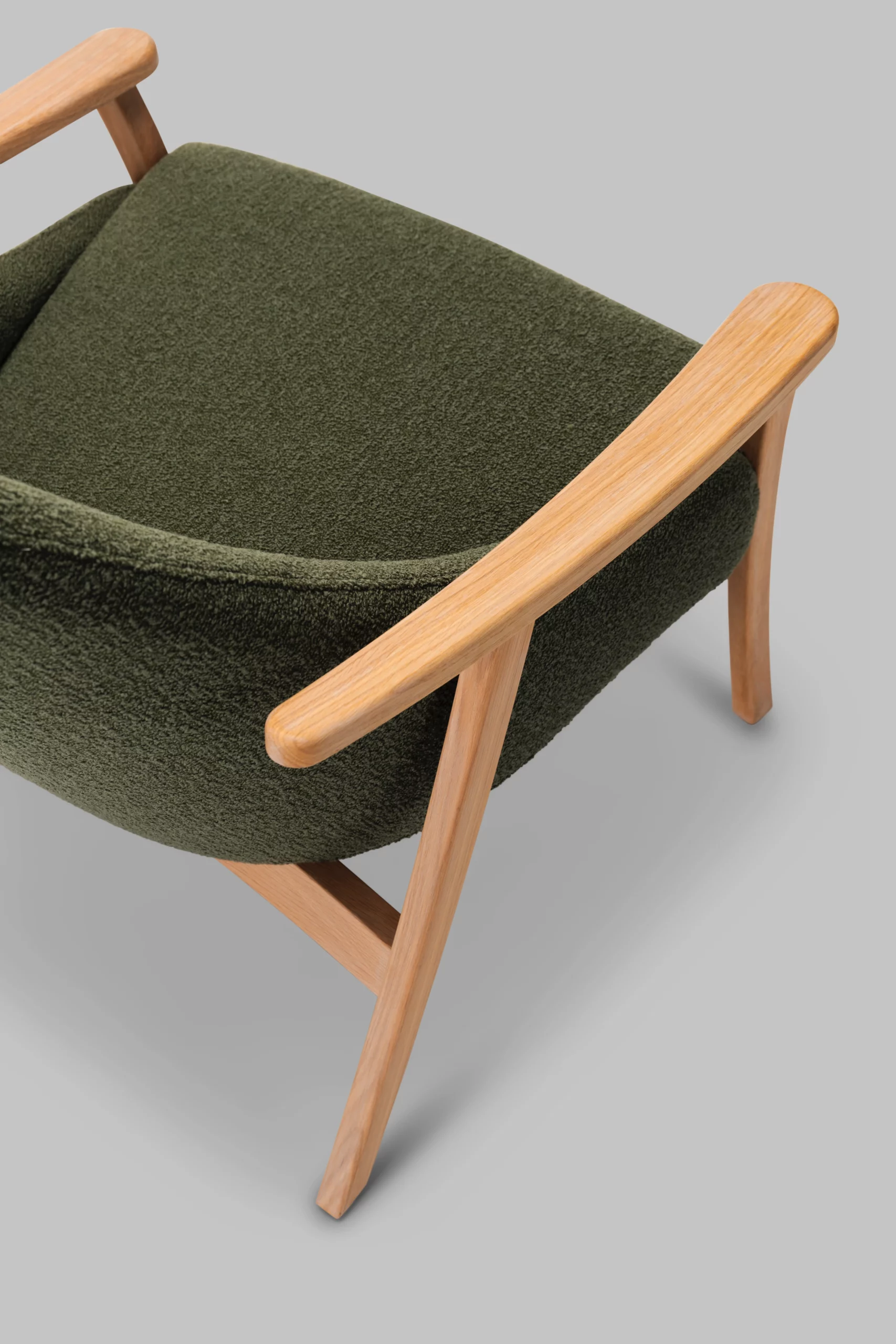 Harvink fauteuil Blazoen in stof Monza groen met frame eiken blanke lak