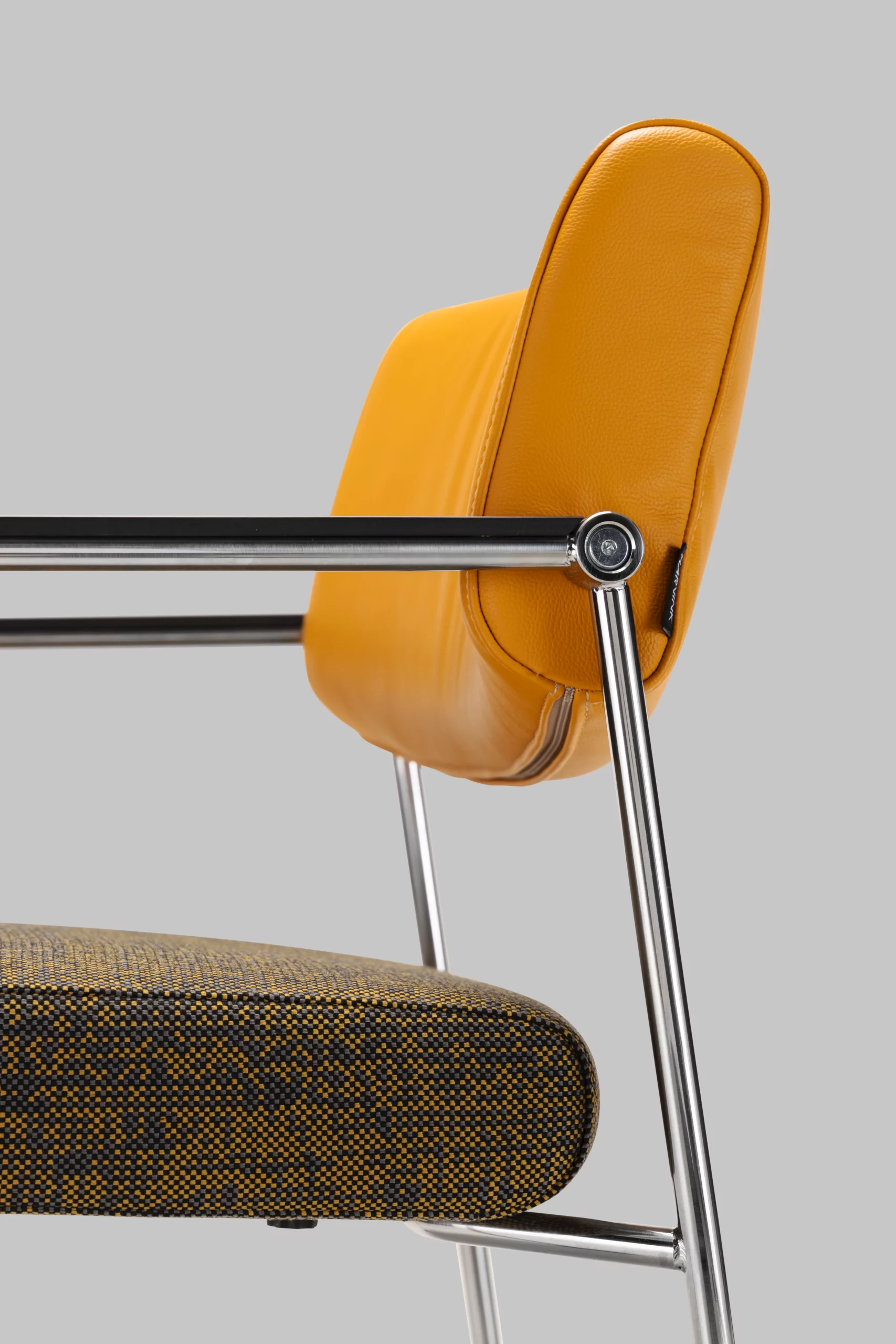 Harvink stoel Duck in combinatie leer geel en stof walker met rollerframe geschuurd chroom