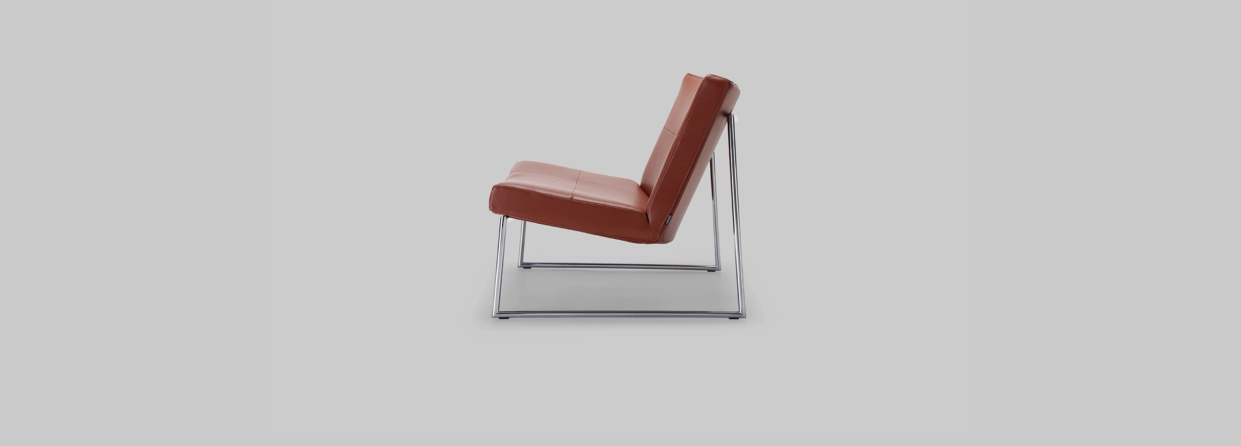 Harvink fauteuil Hebbes in leer cognac bruin met frame geschuurd chroom