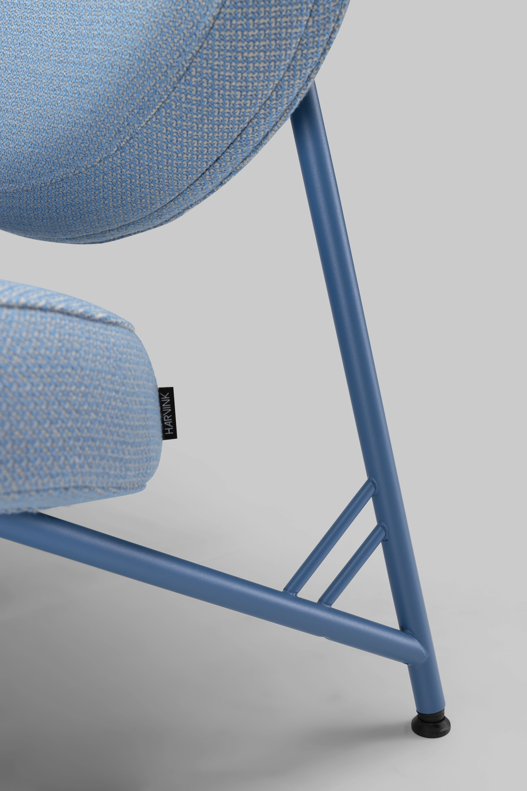 Harvink fauteuil Tipi in stof Cleo blauw met frame RAL 5007 briljant blauw